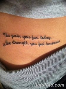 Фото тату с надписью на боку. Черно-белая татуировка с фразой "The pain you feel today... is the strength you feel tomorrow".
