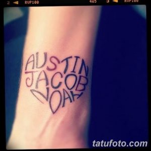 Фото тату: Имена "Austin", "Jacob", "Noah" написаны внутри контура сердца на предплечье. Простая, но значимая татуировка.