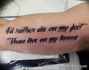 Фотография татуировки-цитаты на предплечье: 'I'd rather die on my feet than live on my knees'.