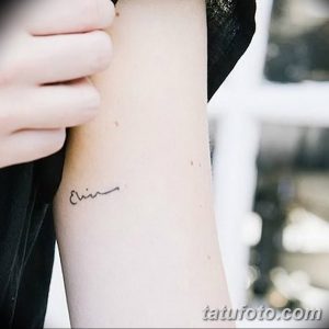 Фото минималистичной татуировки на запястье: надпись 'Chin' изящным шрифтом. Простой и элегантный дизайн.