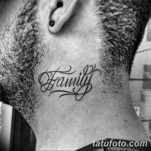 Фото татуировки надписью 'Family' на шее: стилизованный шрифт, выполненный в черном цвете. Символичный рисунок татуировки.