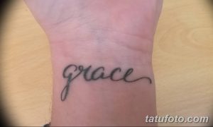 Фото тату на запястье: надпись 'Grace' выполненная тонкой линией. Простой и элегантный рисунок татуировки для девушек, выполненный в минималистичном стиле.