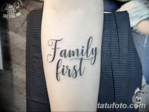 Фото тату: надпись 'Family first' красивым шрифтом на руке. Стильный и лаконичный рисунок татуировки.