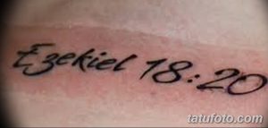 Фото минималистичной татуировки с цитатой 'Ezekiel 18:20' выполненной каллиграфическим шрифтом.