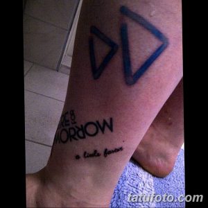 Фото тату: синие треугольники и черная надпись "ARE & MORROW a little faster" на ноге. Оригинальный рисунок татуировки для тех, кто любит нестандартные решения.