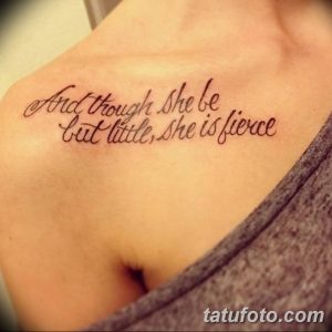 Фото тату: фраза "And though she be but little, she is fierce" написана красивым шрифтом на ключице девушки. Татуировка-надпись.