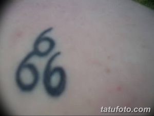 Фото тату: черная минималистичная татуировка с числом '666' на коже. Простой и лаконичный дизайн.