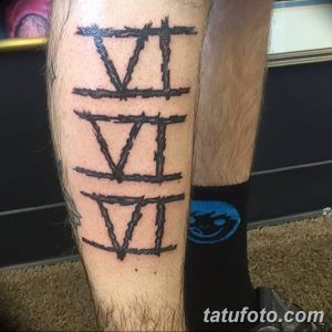 Фото тату: татуировка с римскими цифрами 'VI', повторяющимися четыре раза на ноге. Простой и лаконичный дизайн.