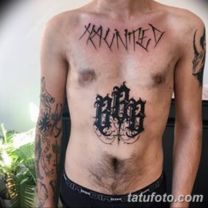 Фото тату: большая татуировка в стиле Blackwork на груди и плече мужчины, изображающая замок Хогвартс и надпись 'Haunted'.