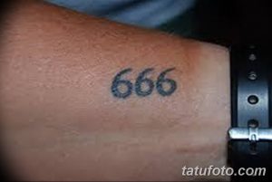 Фото тату на руке: число '666' черным цветом. Простая и лаконичная татуировка с религиозным подтекстом.