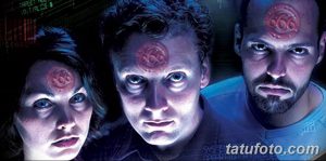 Фото трех лиц с татуировкой 666 на лбу, выполненной в красном цвете. Футуристическая и мрачная татуировка.