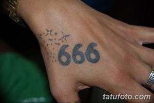 Фото татуировки с числом 666 на руке. Темный дизайн и символическое значение.