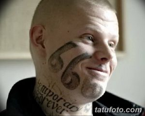 Фото тату числа 666 и надписи 'Temporary Forever' на лице мужчины. Эскиз татуировки в готическом стиле.