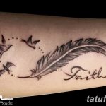 Фото тату на предплечье: черное перо с летящими птицами и надписью 'Faith'. Изящный рисунок татуировки, выполненный в графичном стиле.