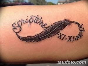 Фото тату на руке: символ бесконечности, в который вписано перо и надпись 'Scripture XI.XI.MMX'. Красивый и значимый рисунок татуировки.