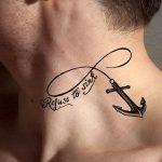 Фото тату: небольшой якорь, обвитый веревкой, с надписью "Refuse to sink" на шее. Лаконичный рисунок татуировки в стиле минимализм.