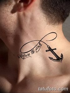 Фото тату: небольшой якорь, обвитый веревкой, с надписью "Refuse to sink" на шее. Лаконичный рисунок татуировки в стиле минимализм.