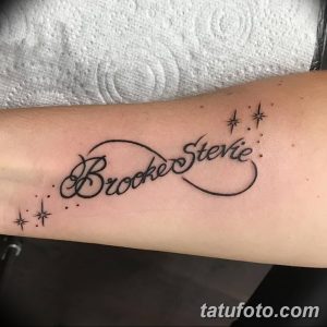 Фото татуировки на предплечье с именами "Brooke" и "Stevie", заключенными в бесконечность и украшенными звездами.