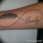 Фотография татуировки на предплечье, изображающей перо, вписанное в символ бесконечности, с надписью 'Family'.