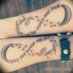 Фото парных татуировок на предплечьях: полумесяцы, звезды и надпись 'I love you to the moon and back'. Романтичный рисунок татуировки в серо-черных тонах.