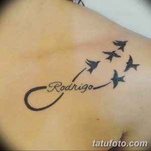 Фото тату: татуировка на плече, изображающая имя 'Rodrigo' в форме символа бесконечности, из которого вылетают птицы. Черно-белая татуировка.