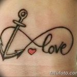 Фото тату с изображением якоря, переплетенного со словом 'Love' и маленьким сердцем. Черно-белая татуировка, нежный дизайн, символ любви и надежды.