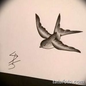 Черно-белый эскиз татуировки ласточки, выполненный карандашом, с подписью автора.