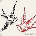 Фото двух татуировок ласточек, выполненных в разных стилях: одна в черном цвете, другая в красном. Оригинальный и яркий рисунок татуировки.