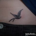 Фото минималистичной татуировки ласточки на запястье. Тонкие линии и простой дизайн.