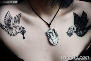 Фото тату ласточек, ключа и сердца на груди. Черно-белый рисунок татуировки с детальной проработкой и символическим значением.