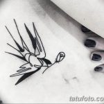 Фото тату ласточки на запястье, выполненной в технике blackwork. Простой и элегантный рисунок татуировки.