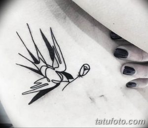 Фото тату ласточки на запястье, выполненной в технике blackwork. Простой и элегантный рисунок татуировки.