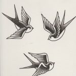 Фото эскизов татуировок ласточек в стиле олд скул. Черно-белые рисунки татуировок с четкими контурами. Традиционные эскизы тату.