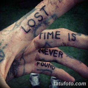 Фото тату с надписью 'Lost time is never found' на руках. Небрежный, рукописный стиль. Напоминание о ценности времени.