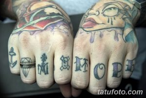 Фото татуировок на пальцах: буквы, символы и небольшие рисунки. Эскизы татуировок в минималистичном стиле.