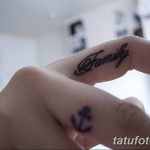 Фото тату: маленькая надпись "Family" и якорь на пальце. Простые и символичные рисунки татуировки.
