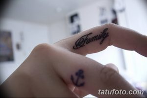 Фото тату: маленькая надпись "Family" и якорь на пальце. Простые и символичные рисунки татуировки.