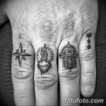 Фотография миниатюрных татуировок на пальцах рук, изображающих компас, сердце, руку Фатимы и стрелу.
