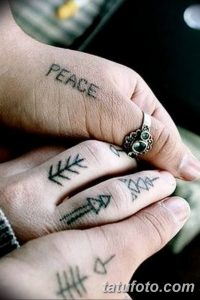 Фото тату рун и геометрических узоров на пальцах рук. Черно-белый рисунок татуировки в стиле минимализм. Символичное и стильное украшение.