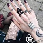 Фото тату: Рука, украшенная множеством татуировок: руны, сердце, геометрические фигуры и луна. Разнообразный стиль, черные и серые чернила.