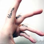 Фото тату: Четыре слова – 'Blame', 'Hate', 'Love', 'Promise' – вытатуированы на разных пальцах руки. Минималистичный шрифт, черные чернила.