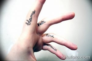 Фото тату: Четыре слова – 'Blame', 'Hate', 'Love', 'Promise' – вытатуированы на разных пальцах руки. Минималистичный шрифт, черные чернила.