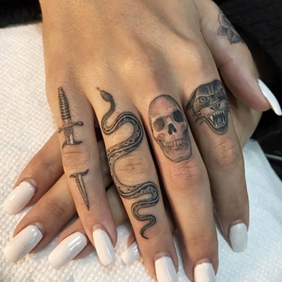 татуировки между пальцев
