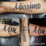 Фото татуировок с именами Massimo и Mia, выполненных каллиграфическим шрифтом на предплечьях. Парные татуировки с изящными буквами.