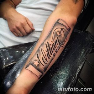 Фото тату имени 'William' с датой рождения '02.10.13' на предплечье мужчины. Эскиз татуировки в стиле леттеринг.