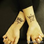 Фото парных татуировок на запястьях: две маленькие короны с надписями 'Arzu' и 'Ali'. Черный контур, минималистичный дизайн.