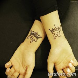 Фото парных татуировок на запястьях: две маленькие короны с надписями 'Arzu' и 'Ali'. Черный контур, минималистичный дизайн.