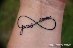 Фото тату бесконечность с именами 'Jacob' и 'Emma': стилизованный шрифт, выполненный в черном цвете. Символичный рисунок татуировки.
