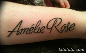 Фото тату: Изящная татуировка надписи "Amélie Rose" каллиграфическим шрифтом на предплечье. Красивый и женственный рисунок татуировки.