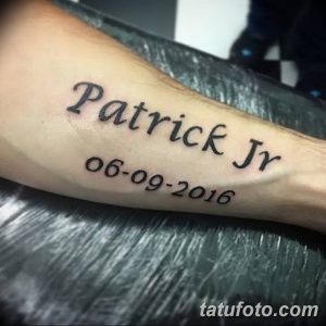 Фото тату: черная надпись "Patrick Jr 06-09-2016" на предплечье. Памятная татуировка с именем и датой.